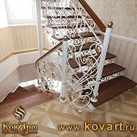 Кованая лестница белого цвета Код: КЛ-04/121