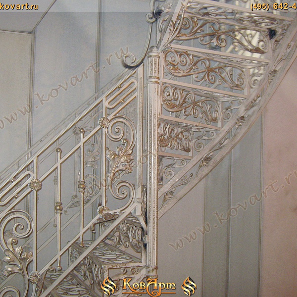 Белая кованая лестница со стеклянными ступенями Код: КЛ-07/70